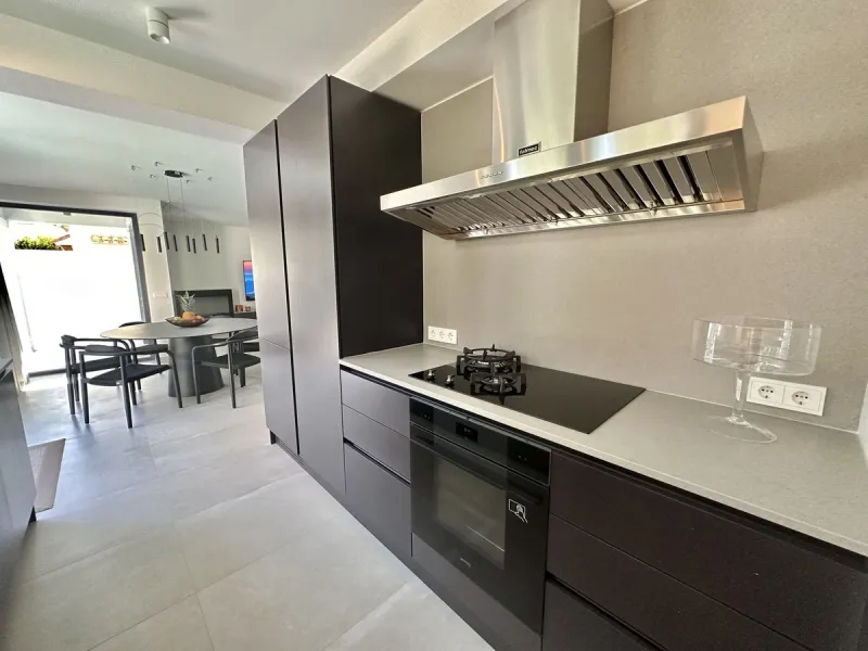 House - Detached Villa в продаже в Marbella, Málaga. В доме 4 спален и 5 ванных комнат. Площадь дома 226 м². Площадь участка 455 м²