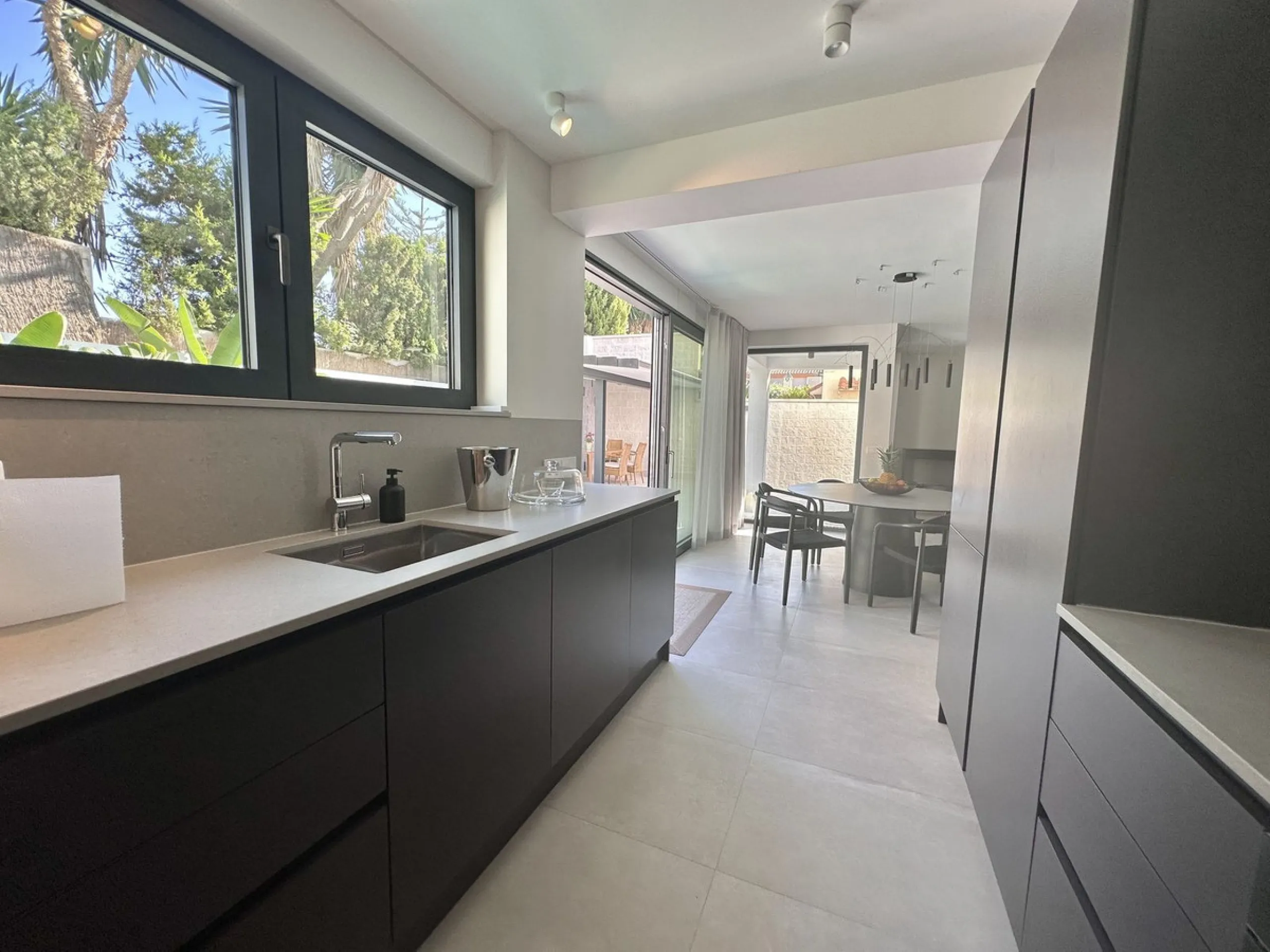 House - Detached Villa в продаже в Marbella, Málaga. В доме 4 спален и 5 ванных комнат. Площадь дома 226 м². Площадь участка 455 м²
