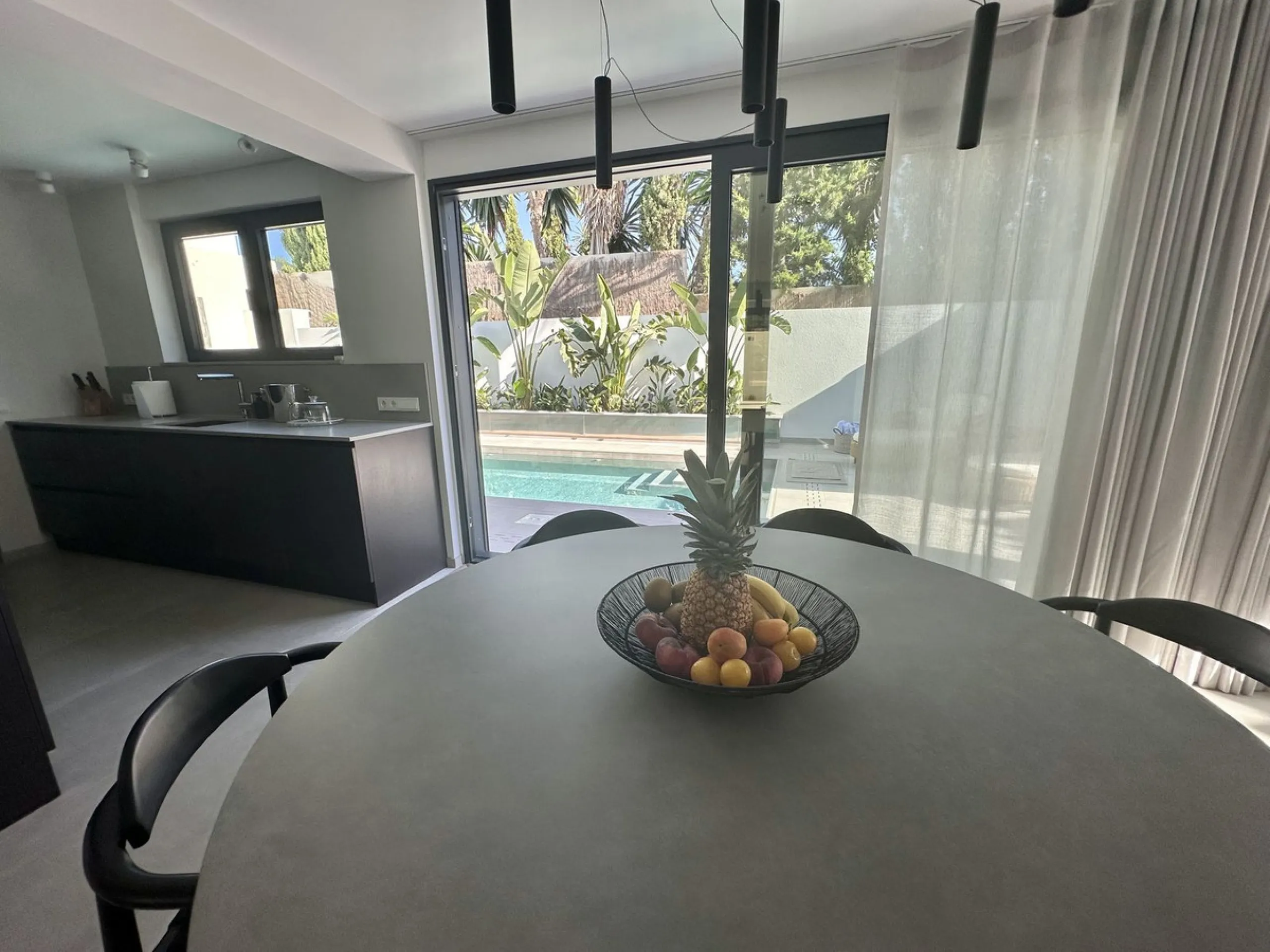 House - Detached Villa в продаже в Marbella, Málaga. В доме 4 спален и 5 ванных комнат. Площадь дома 226 м². Площадь участка 455 м²