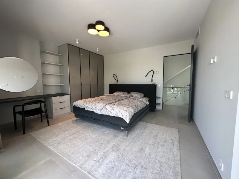 House - Detached Villa в продаже в Marbella, Málaga. В доме 4 спален и 5 ванных комнат. Площадь дома 226 м². Площадь участка 455 м²