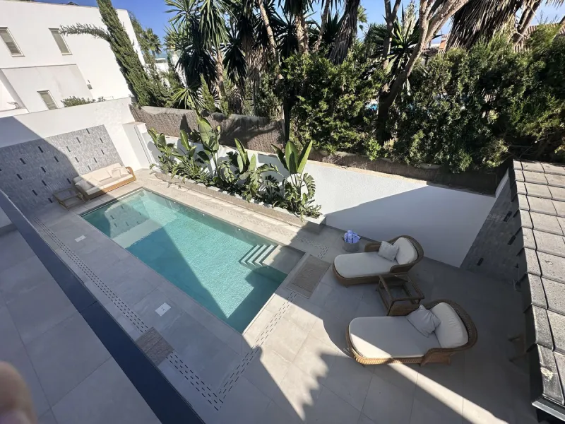 House - Detached Villa в продаже в Marbella, Málaga. В доме 4 спален и 5 ванных комнат. Площадь дома 226 м². Площадь участка 455 м²