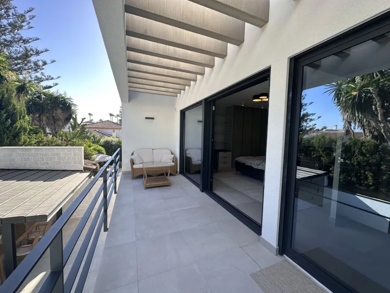 House - Detached Villa в продаже в Marbella, Málaga. В доме 4 спален и 5 ванных комнат. Площадь дома 226 м². Площадь участка 455 м²