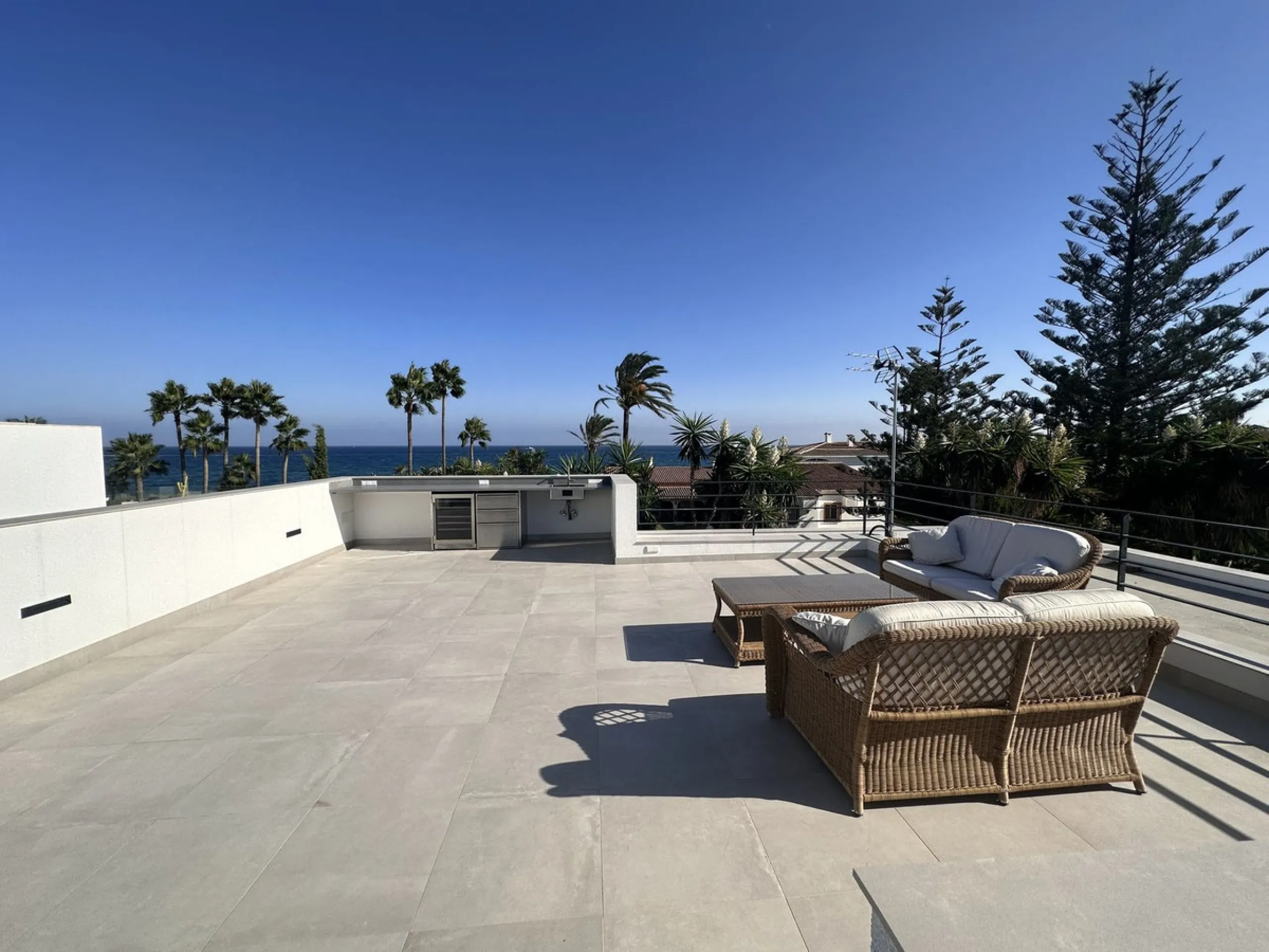 House - Detached Villa в продаже в Marbella, Málaga. В доме 4 спален и 5 ванных комнат. Площадь дома 226 м². Площадь участка 455 м²