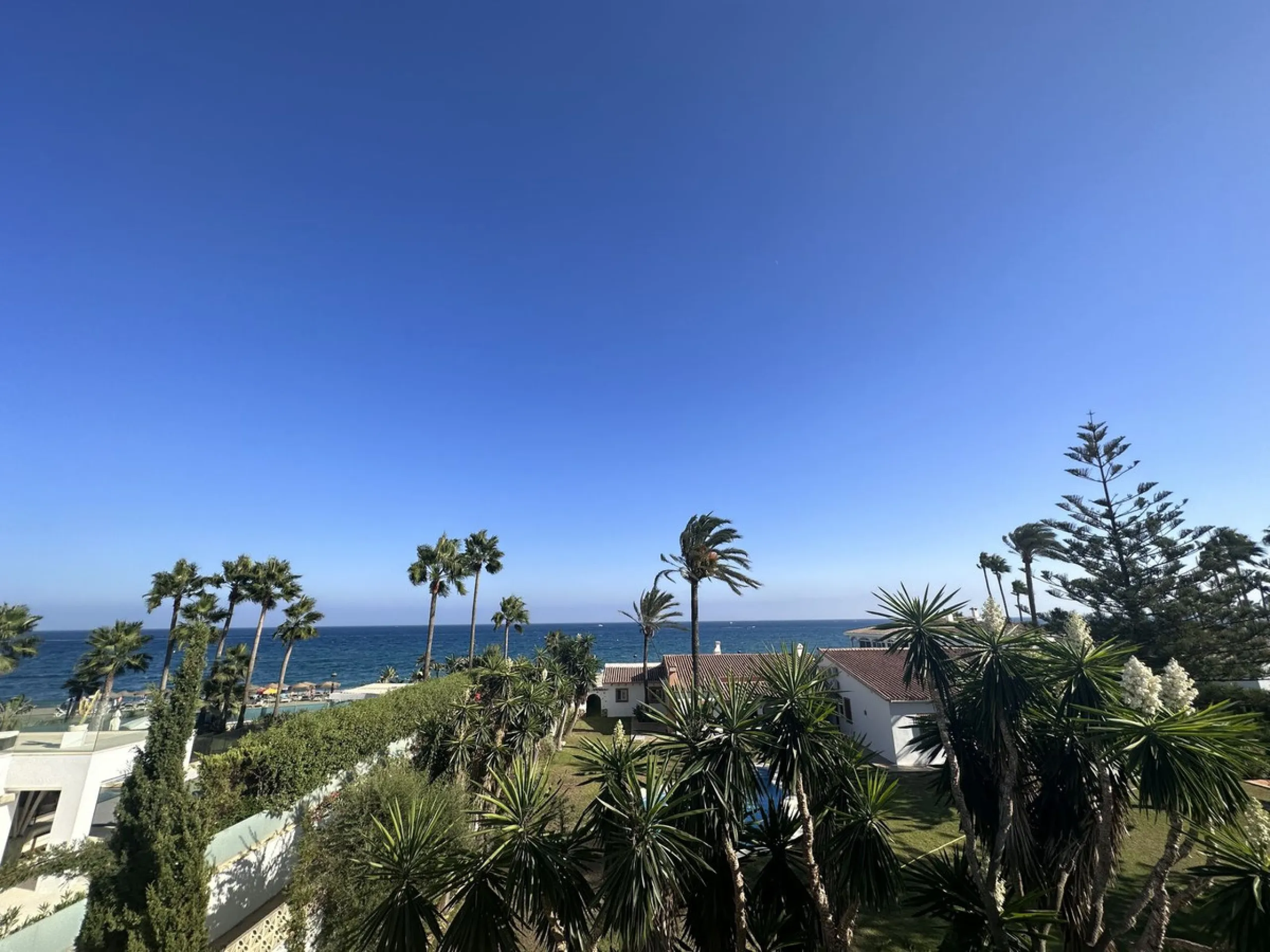 House - Detached Villa в продаже в Marbella, Málaga. В доме 4 спален и 5 ванных комнат. Площадь дома 226 м². Площадь участка 455 м²