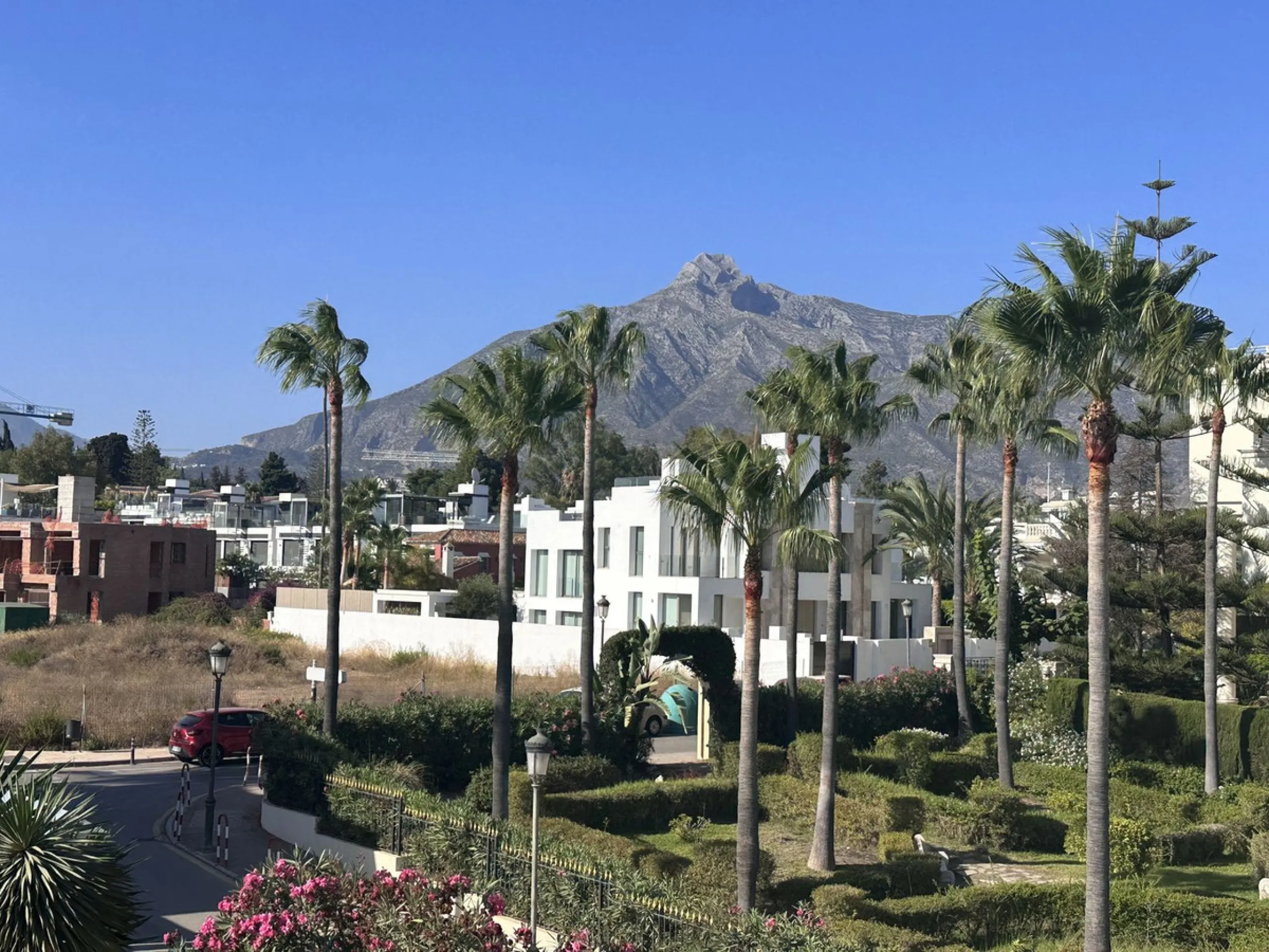 House - Detached Villa в продаже в Marbella, Málaga. В доме 4 спален и 5 ванных комнат. Площадь дома 226 м². Площадь участка 455 м²