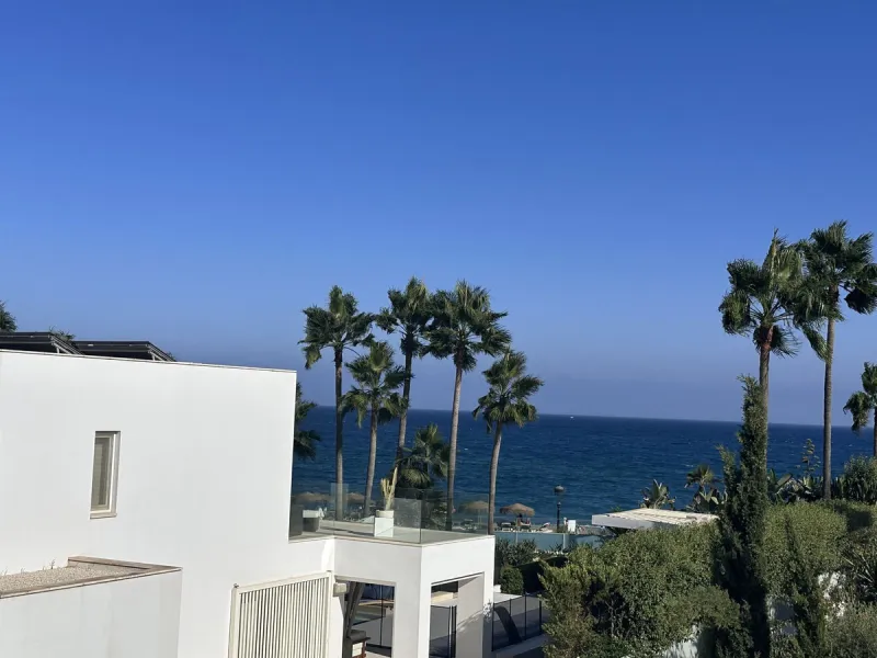 House - Detached Villa в продаже в Marbella, Málaga. В доме 4 спален и 5 ванных комнат. Площадь дома 226 м². Площадь участка 455 м²