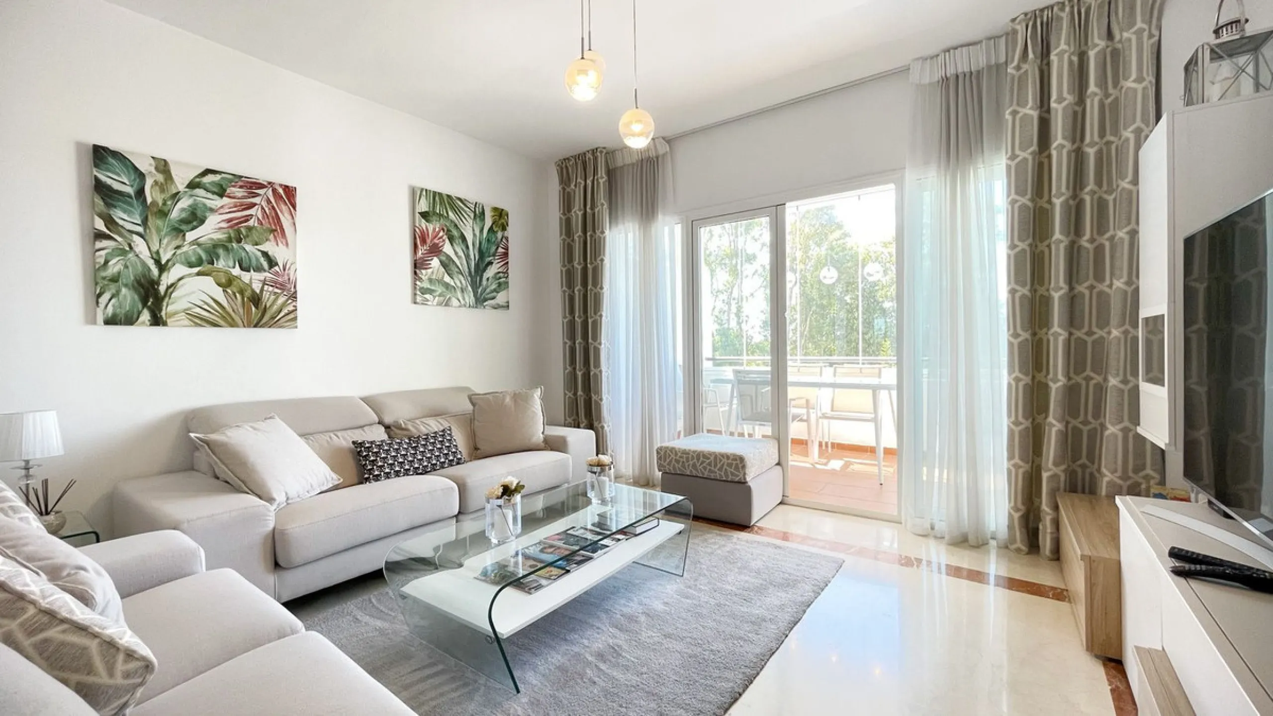 Beautiful South facing Penthouse duplex that has been recently renovated, it consists of 4 bedrooms and 3 bathrooms,