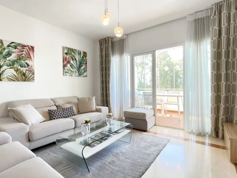 Beautiful South facing Penthouse duplex that has been recently renovated, it consists of 4 bedrooms and 3 bathrooms,