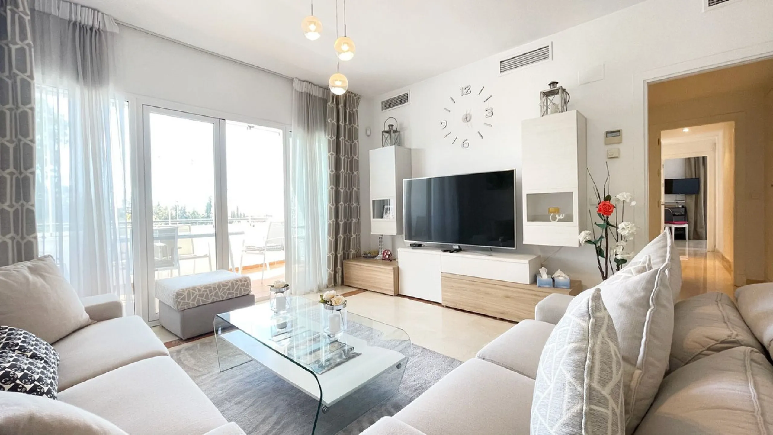 Beautiful South facing Penthouse duplex that has been recently renovated, it consists of 4 bedrooms and 3 bathrooms,