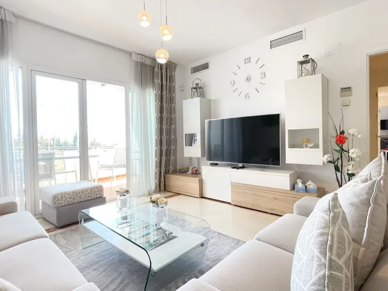 Beautiful South facing Penthouse duplex that has been recently renovated, it consists of 4 bedrooms and 3 bathrooms,