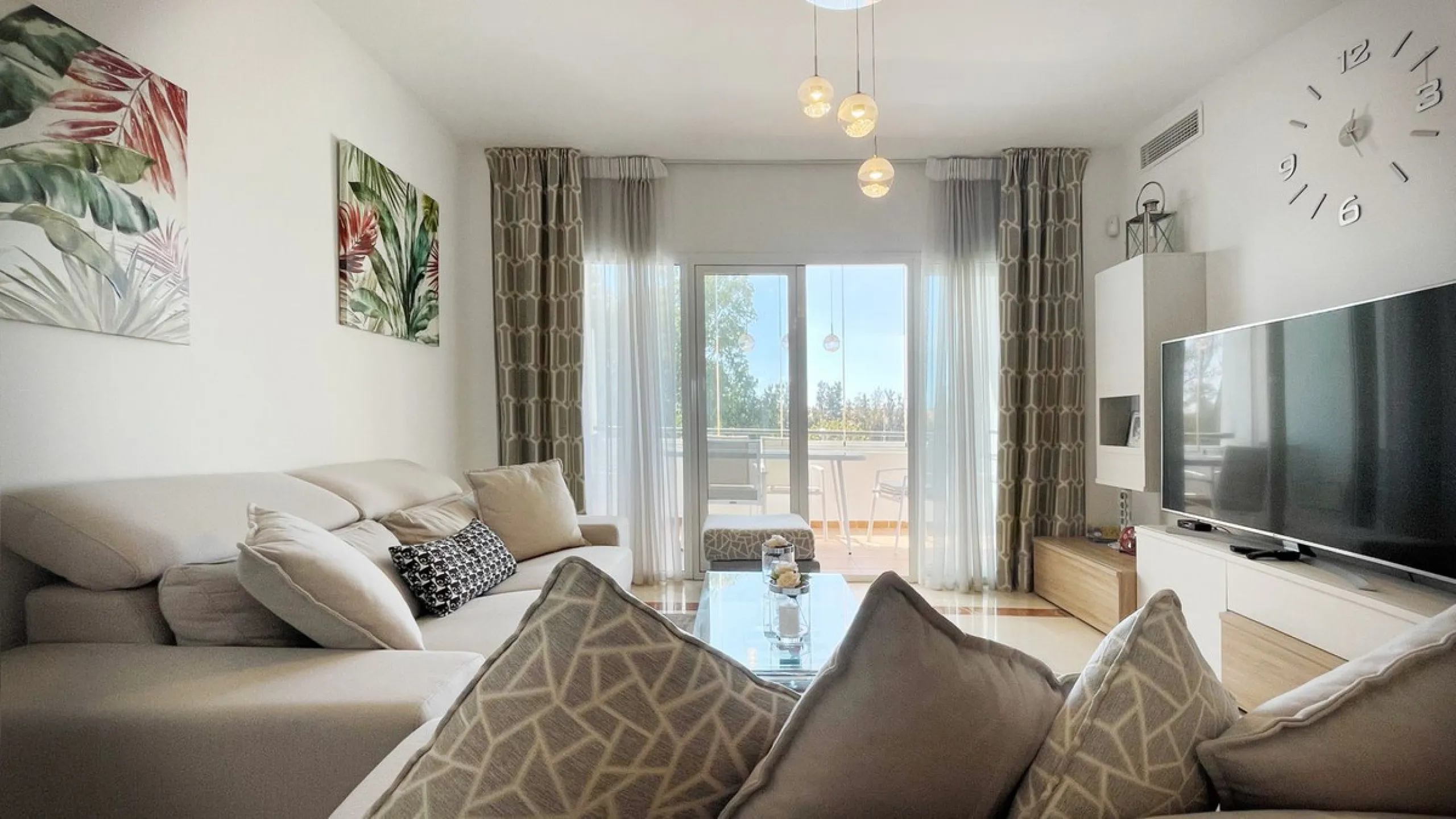 Beautiful South facing Penthouse duplex that has been recently renovated, it consists of 4 bedrooms and 3 bathrooms,