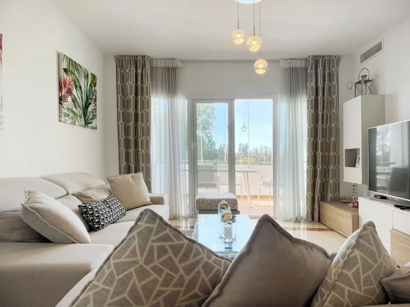 Beautiful South facing Penthouse duplex that has been recently renovated, it consists of 4 bedrooms and 3 bathrooms,