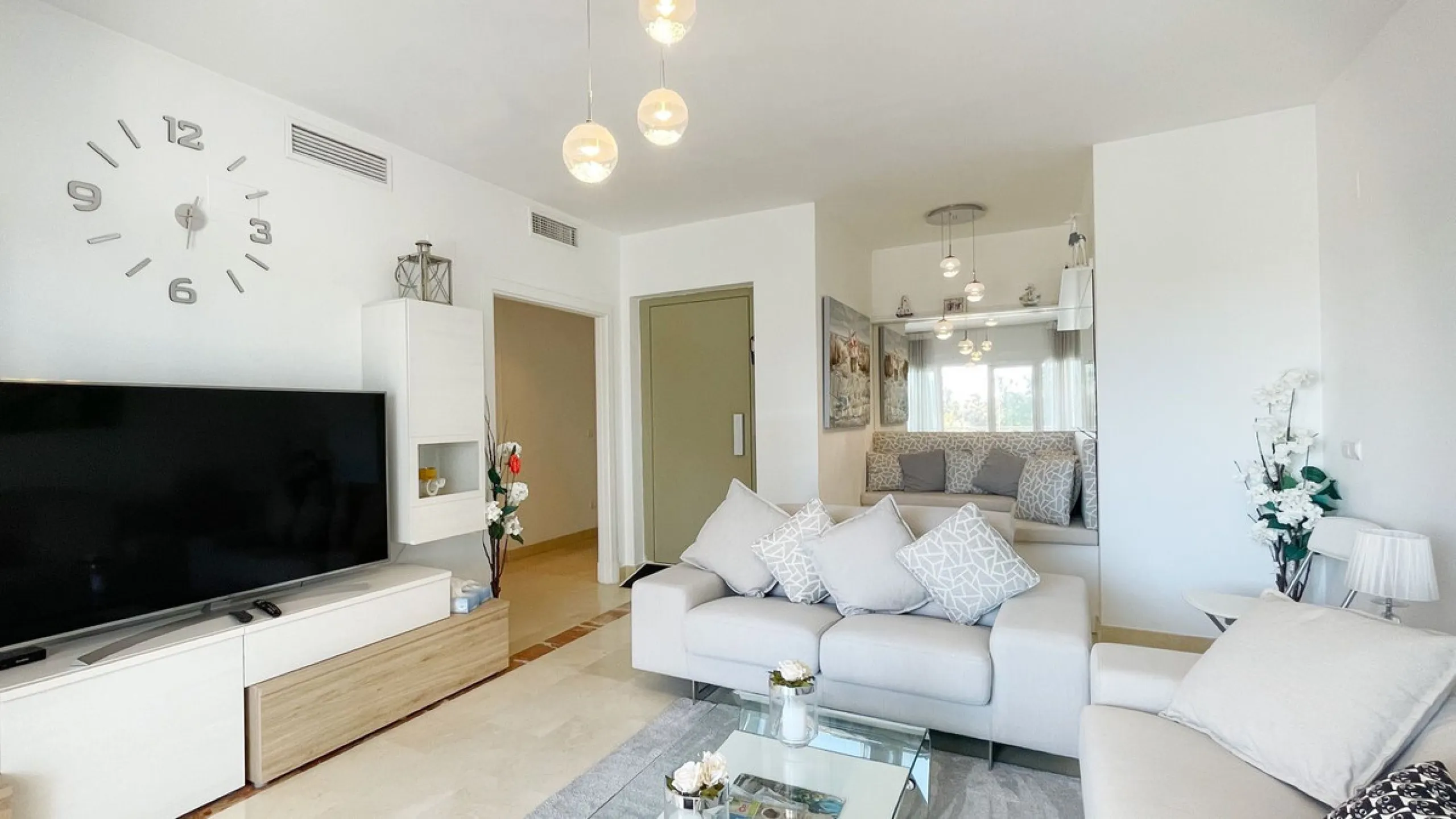 Beautiful South facing Penthouse duplex that has been recently renovated, it consists of 4 bedrooms and 3 bathrooms,
