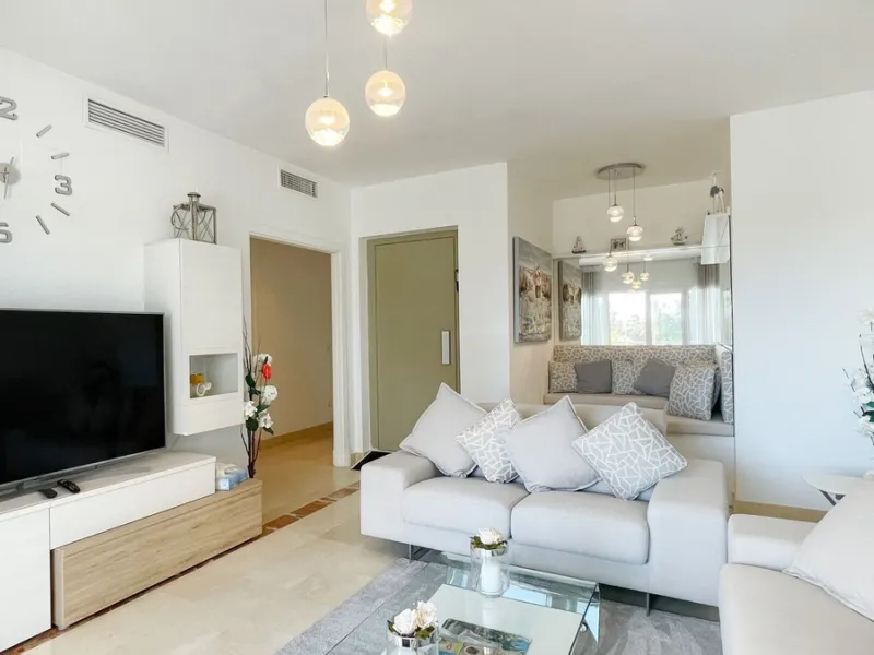 Beautiful South facing Penthouse duplex that has been recently renovated, it consists of 4 bedrooms and 3 bathrooms,