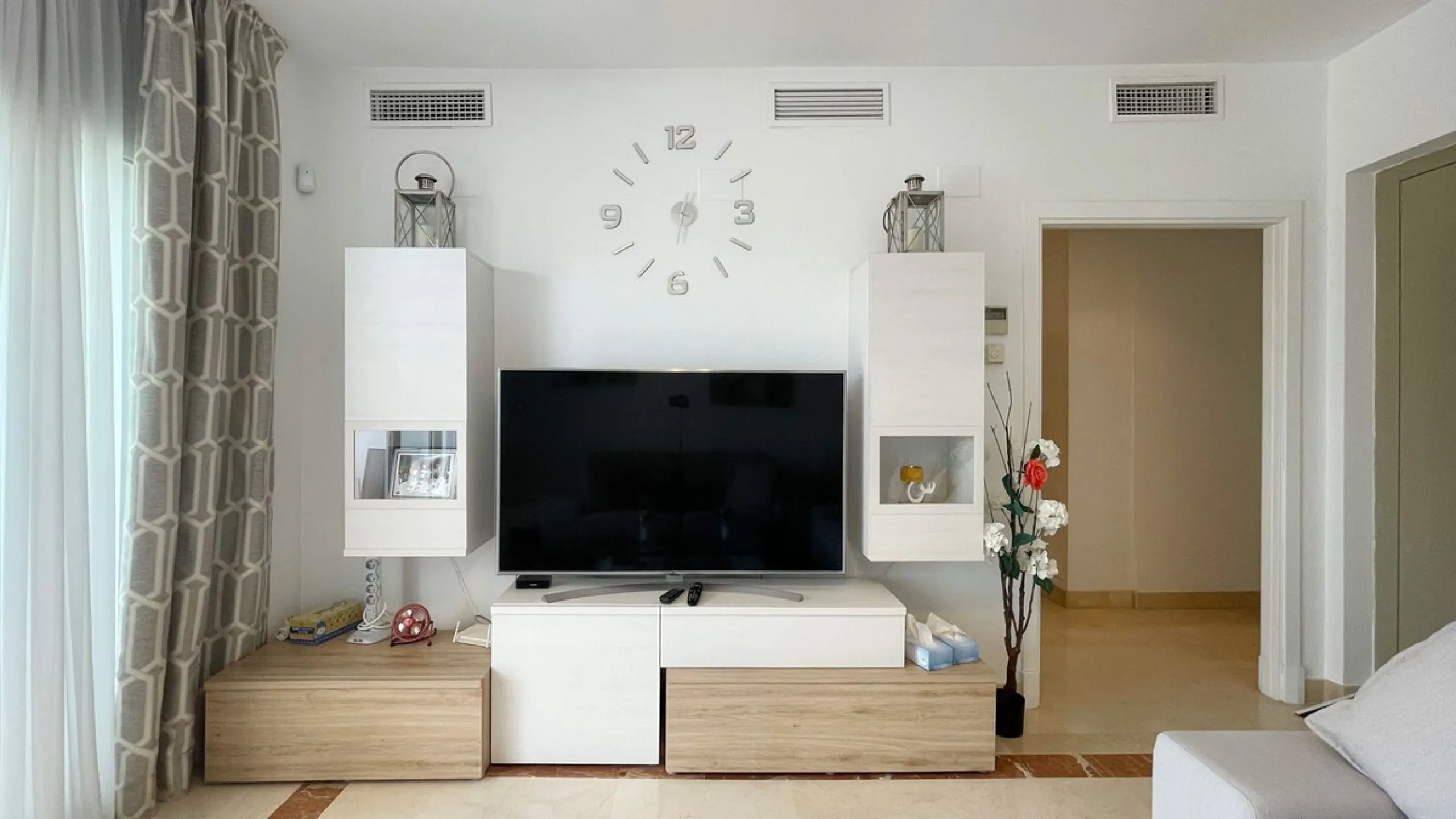 Beautiful South facing Penthouse duplex that has been recently renovated, it consists of 4 bedrooms and 3 bathrooms,