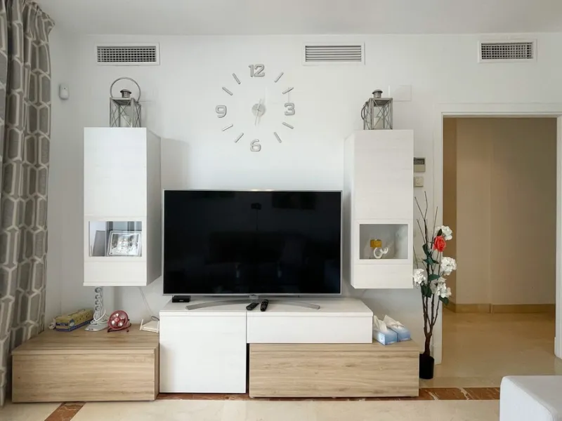 Beautiful South facing Penthouse duplex that has been recently renovated, it consists of 4 bedrooms and 3 bathrooms,