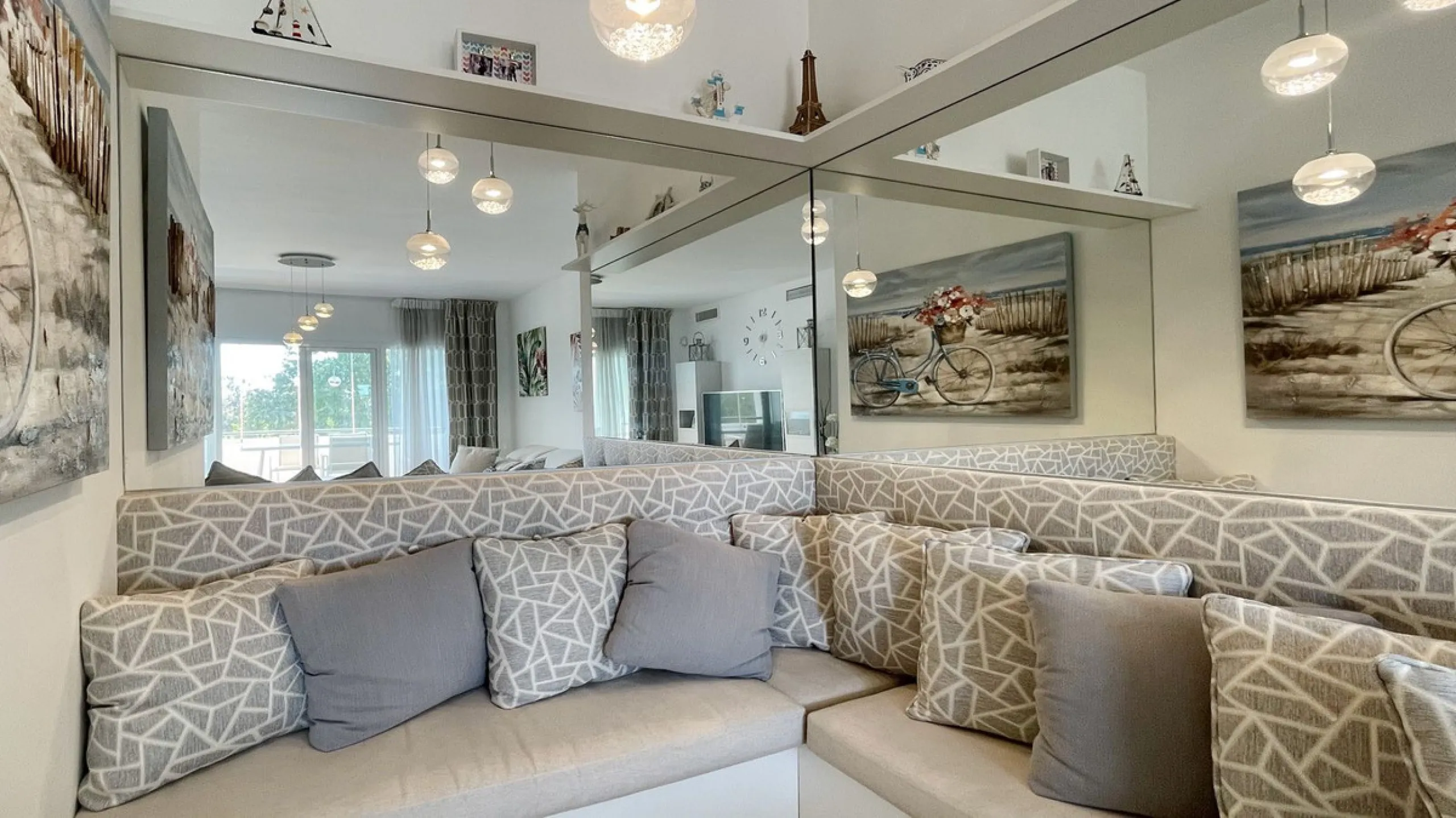 Beautiful South facing Penthouse duplex that has been recently renovated, it consists of 4 bedrooms and 3 bathrooms,