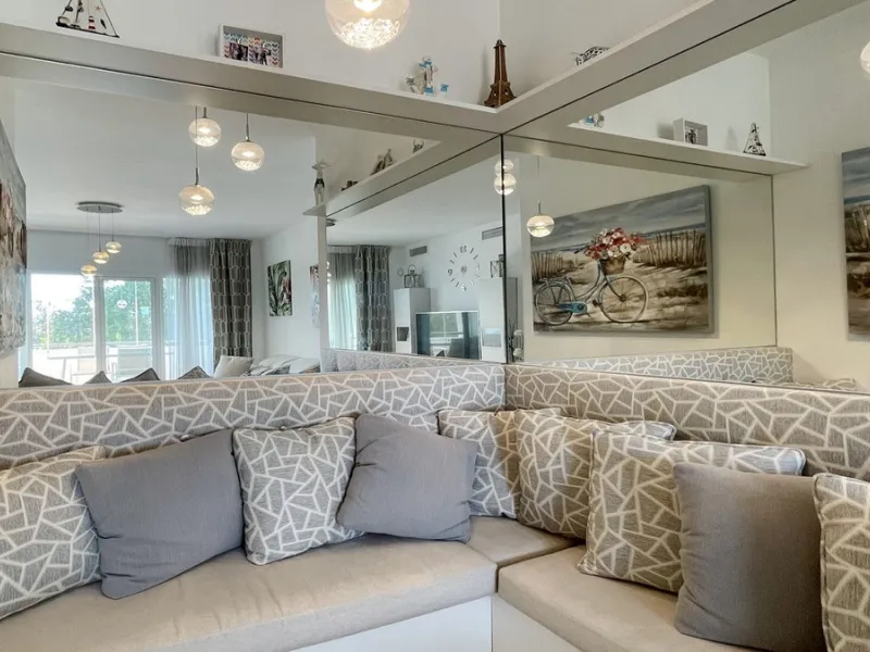 Beautiful South facing Penthouse duplex that has been recently renovated, it consists of 4 bedrooms and 3 bathrooms,