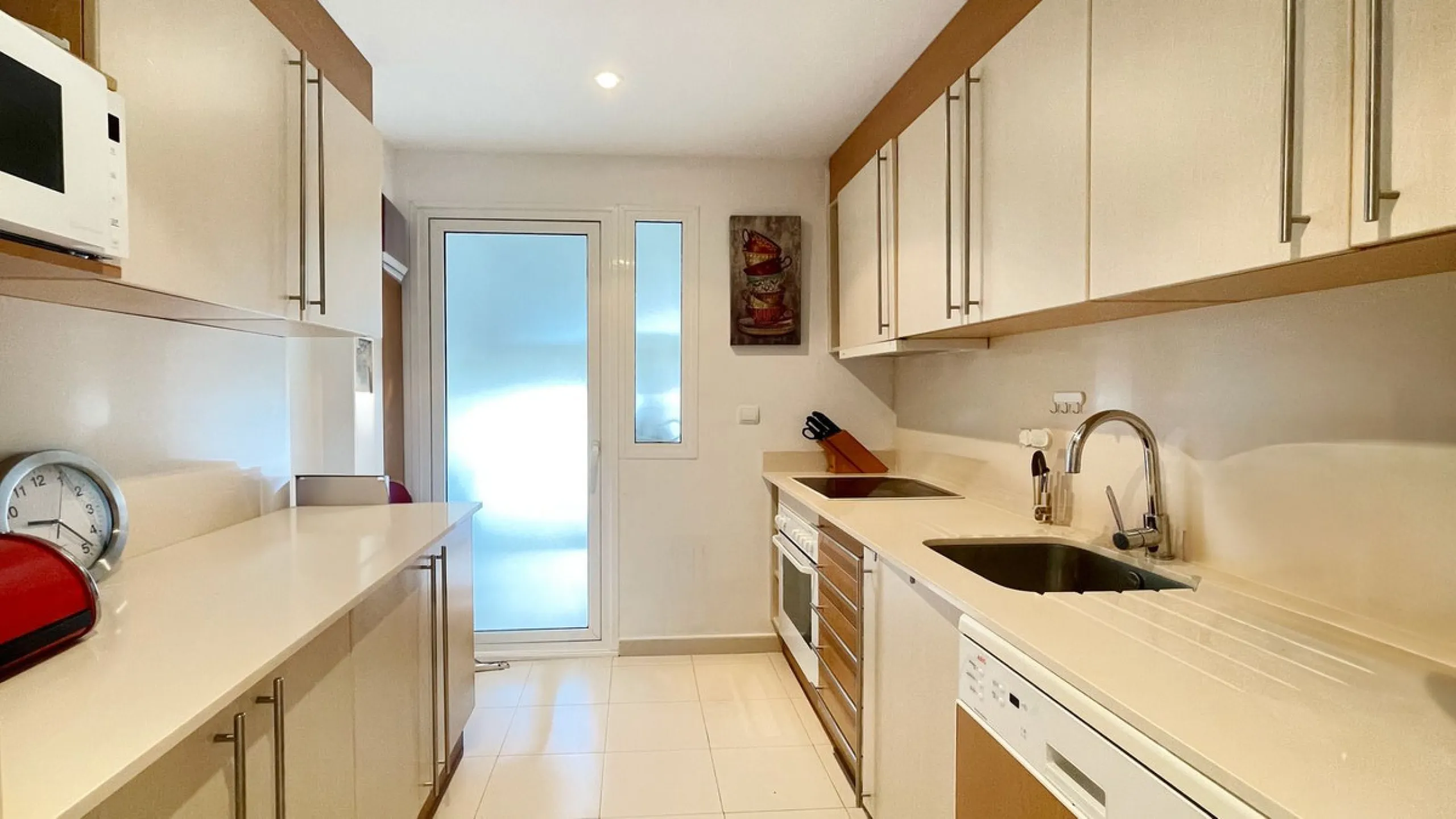 Beautiful South facing Penthouse duplex that has been recently renovated, it consists of 4 bedrooms and 3 bathrooms,