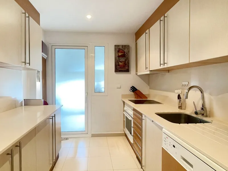Beautiful South facing Penthouse duplex that has been recently renovated, it consists of 4 bedrooms and 3 bathrooms,