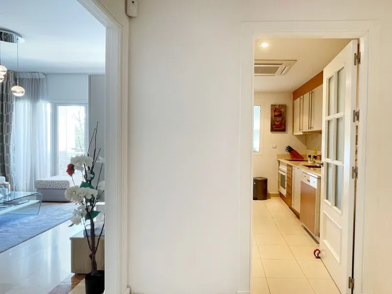 Beautiful South facing Penthouse duplex that has been recently renovated, it consists of 4 bedrooms and 3 bathrooms,
