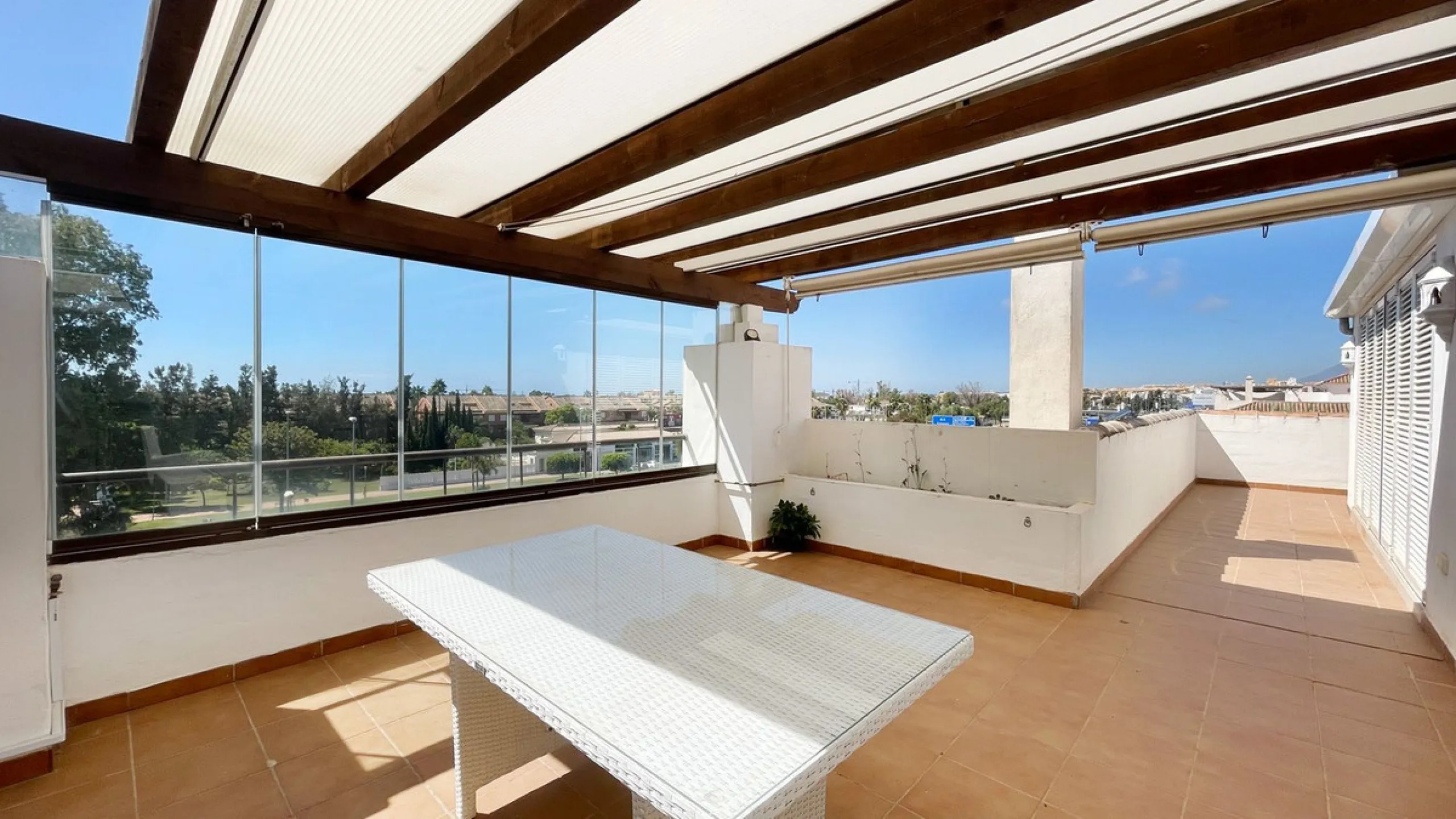 Beautiful South facing Penthouse duplex that has been recently renovated, it consists of 4 bedrooms and 3 bathrooms,