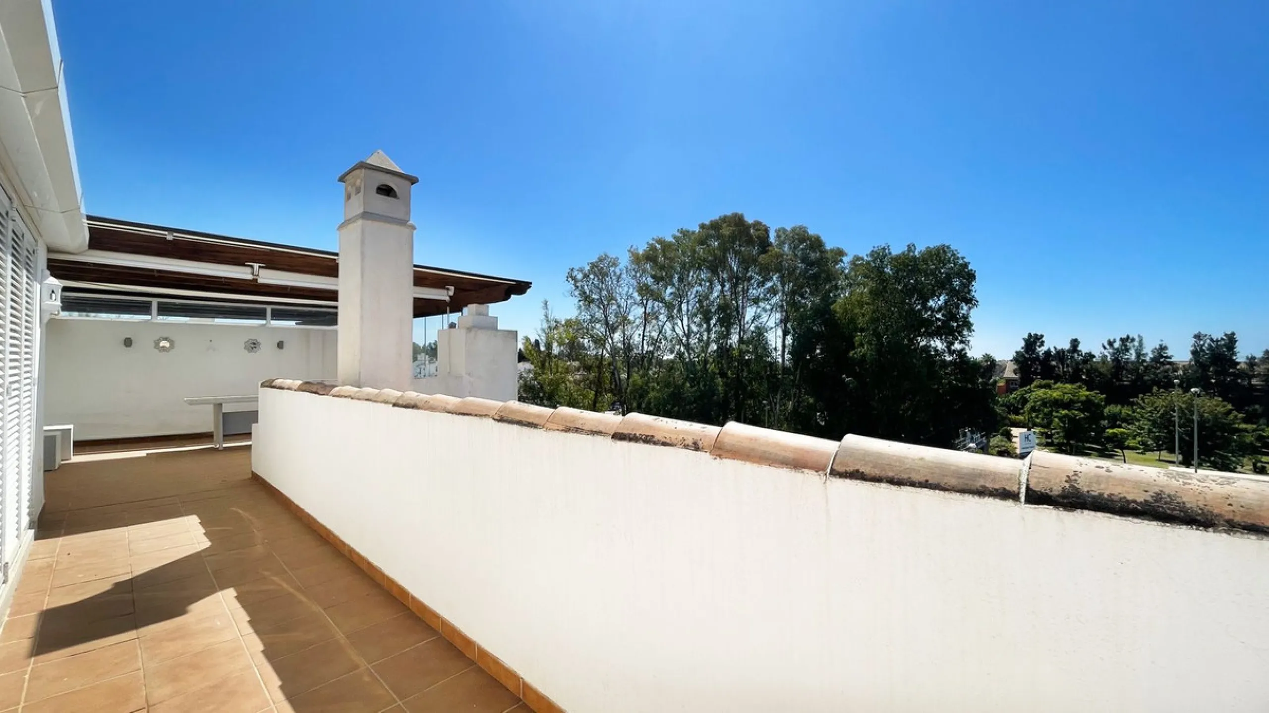 Beautiful South facing Penthouse duplex that has been recently renovated, it consists of 4 bedrooms and 3 bathrooms,