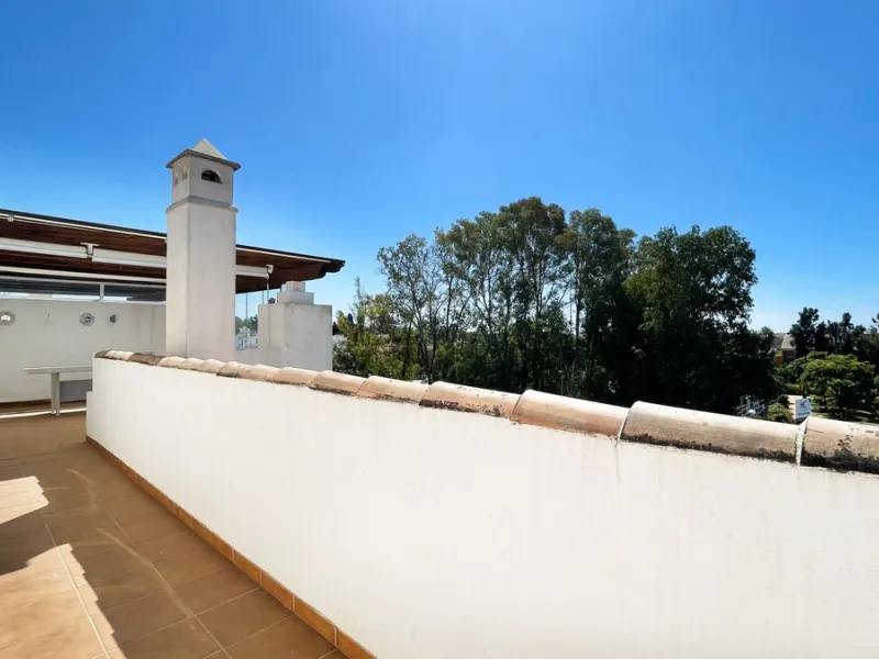 Beautiful South facing Penthouse duplex that has been recently renovated, it consists of 4 bedrooms and 3 bathrooms,