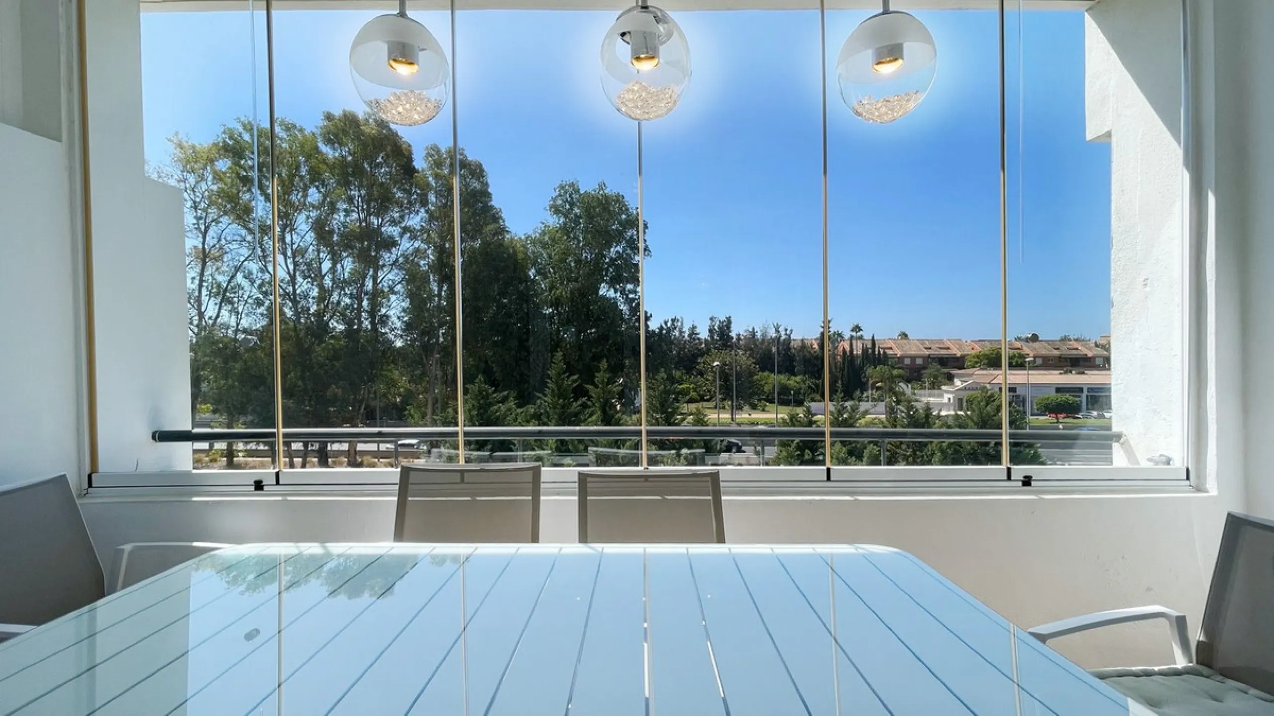 Beautiful South facing Penthouse duplex that has been recently renovated, it consists of 4 bedrooms and 3 bathrooms,