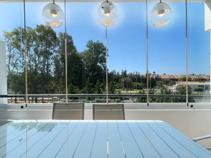 Beautiful South facing Penthouse duplex that has been recently renovated, it consists of 4 bedrooms and 3 bathrooms,