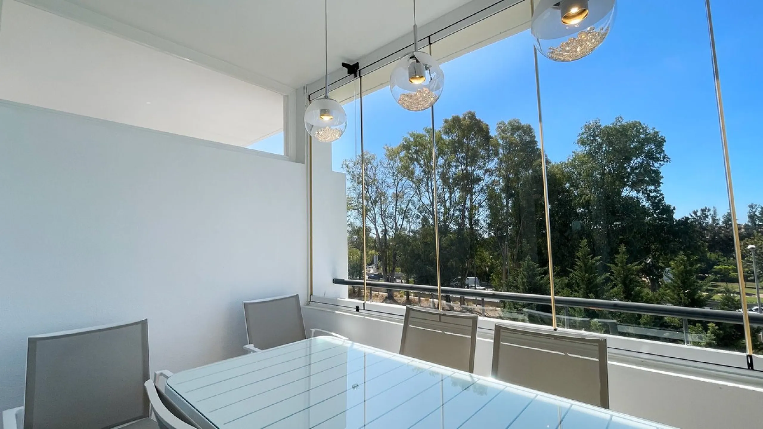 Beautiful South facing Penthouse duplex that has been recently renovated, it consists of 4 bedrooms and 3 bathrooms,