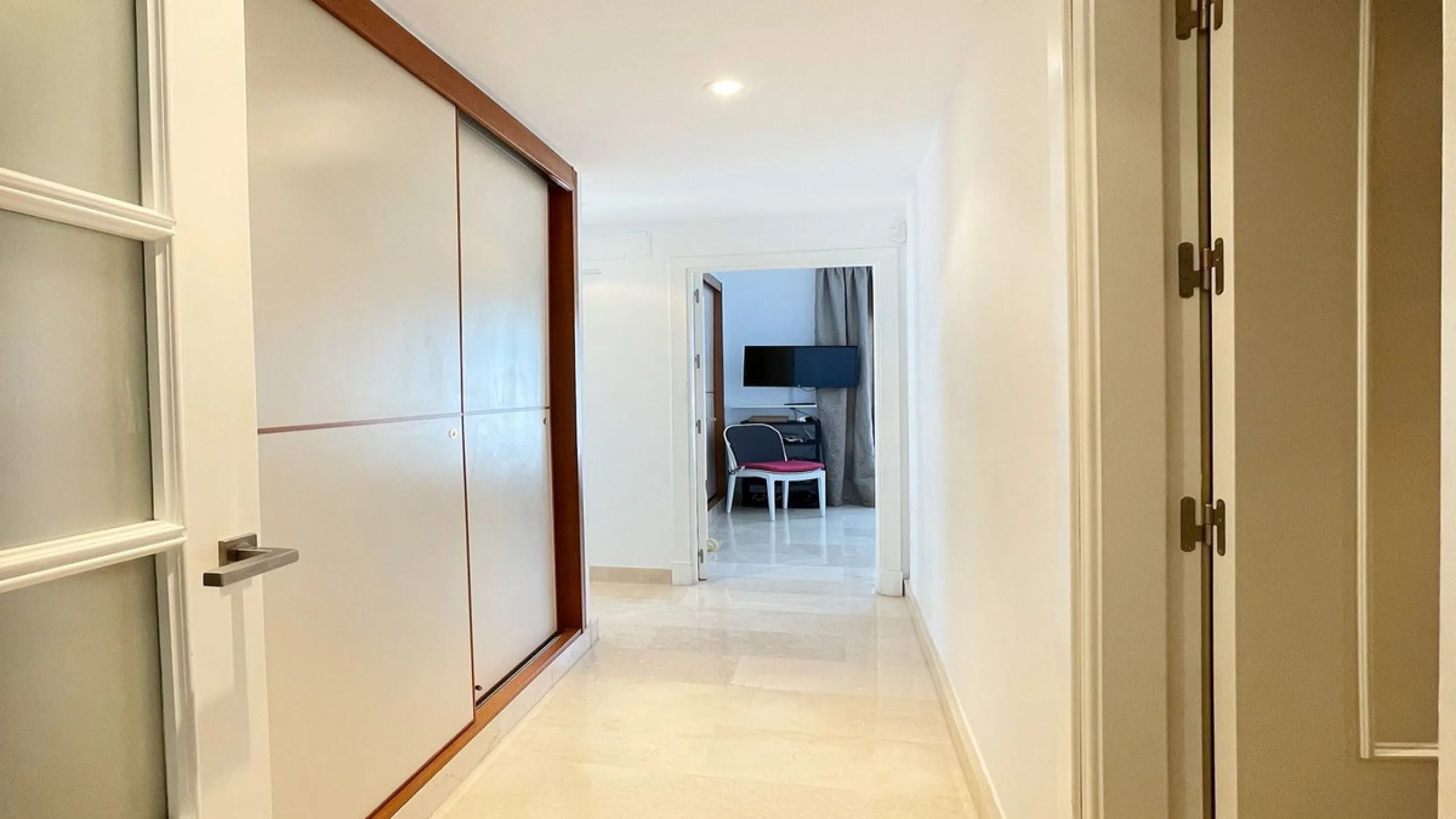 Beautiful South facing Penthouse duplex that has been recently renovated, it consists of 4 bedrooms and 3 bathrooms,