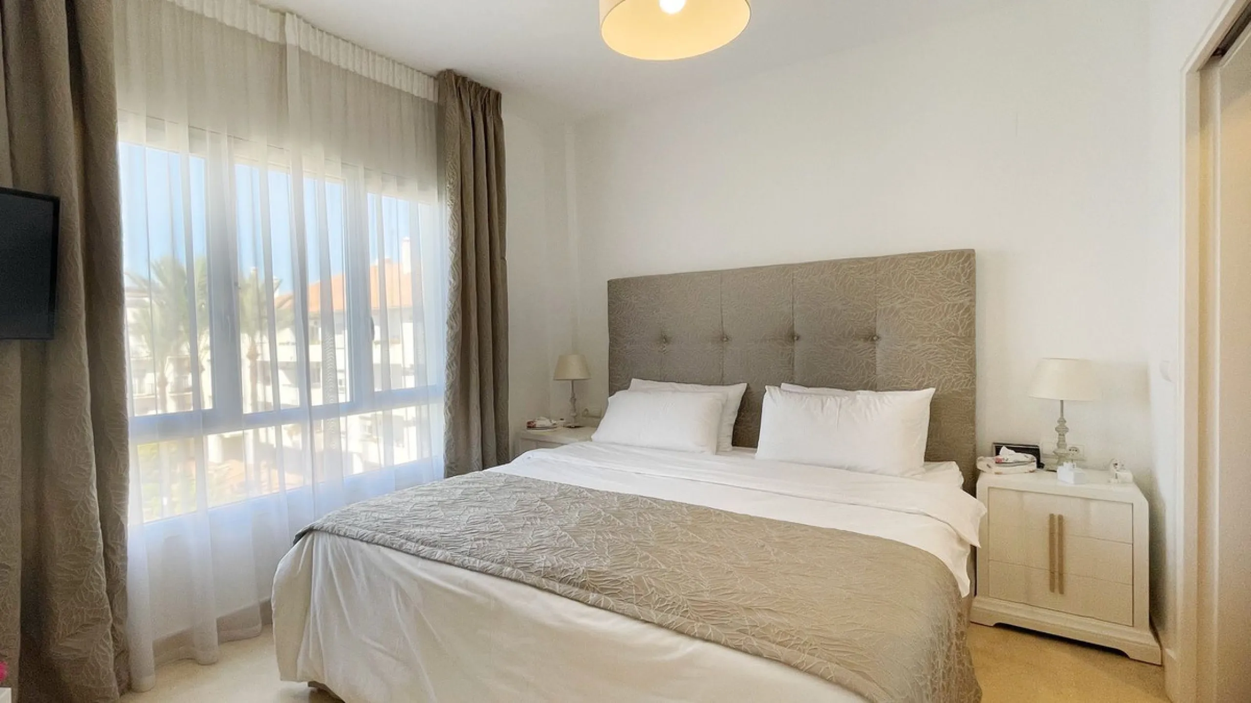Beautiful South facing Penthouse duplex that has been recently renovated, it consists of 4 bedrooms and 3 bathrooms,