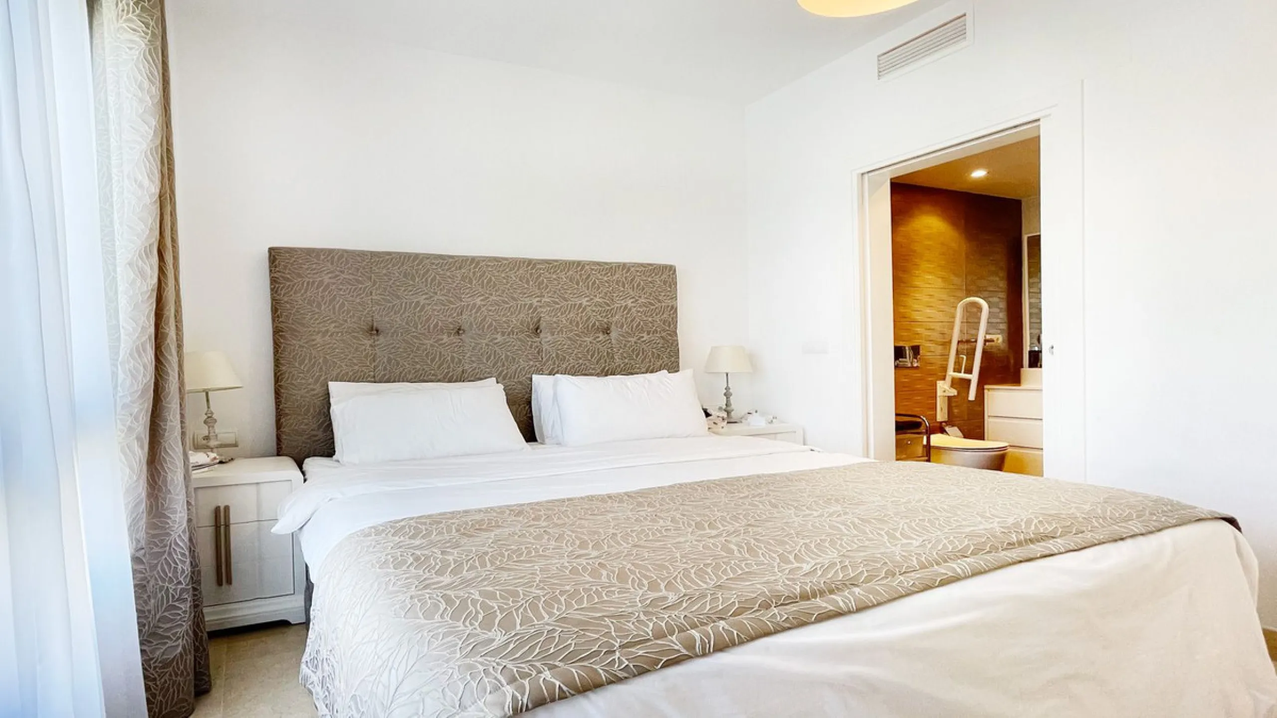 Beautiful South facing Penthouse duplex that has been recently renovated, it consists of 4 bedrooms and 3 bathrooms,