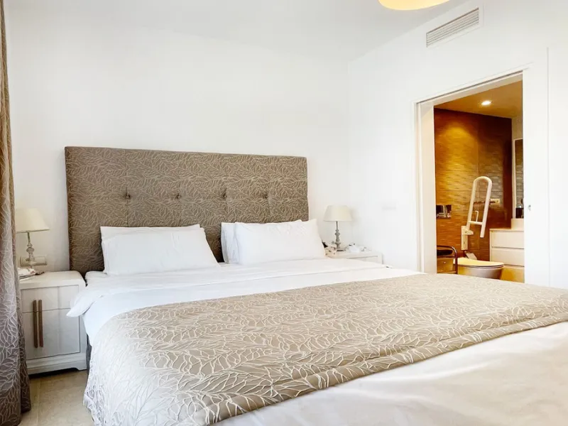 Beautiful South facing Penthouse duplex that has been recently renovated, it consists of 4 bedrooms and 3 bathrooms,