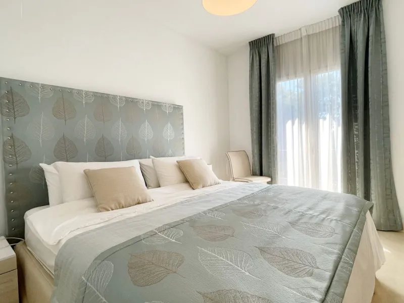 Beautiful South facing Penthouse duplex that has been recently renovated, it consists of 4 bedrooms and 3 bathrooms,