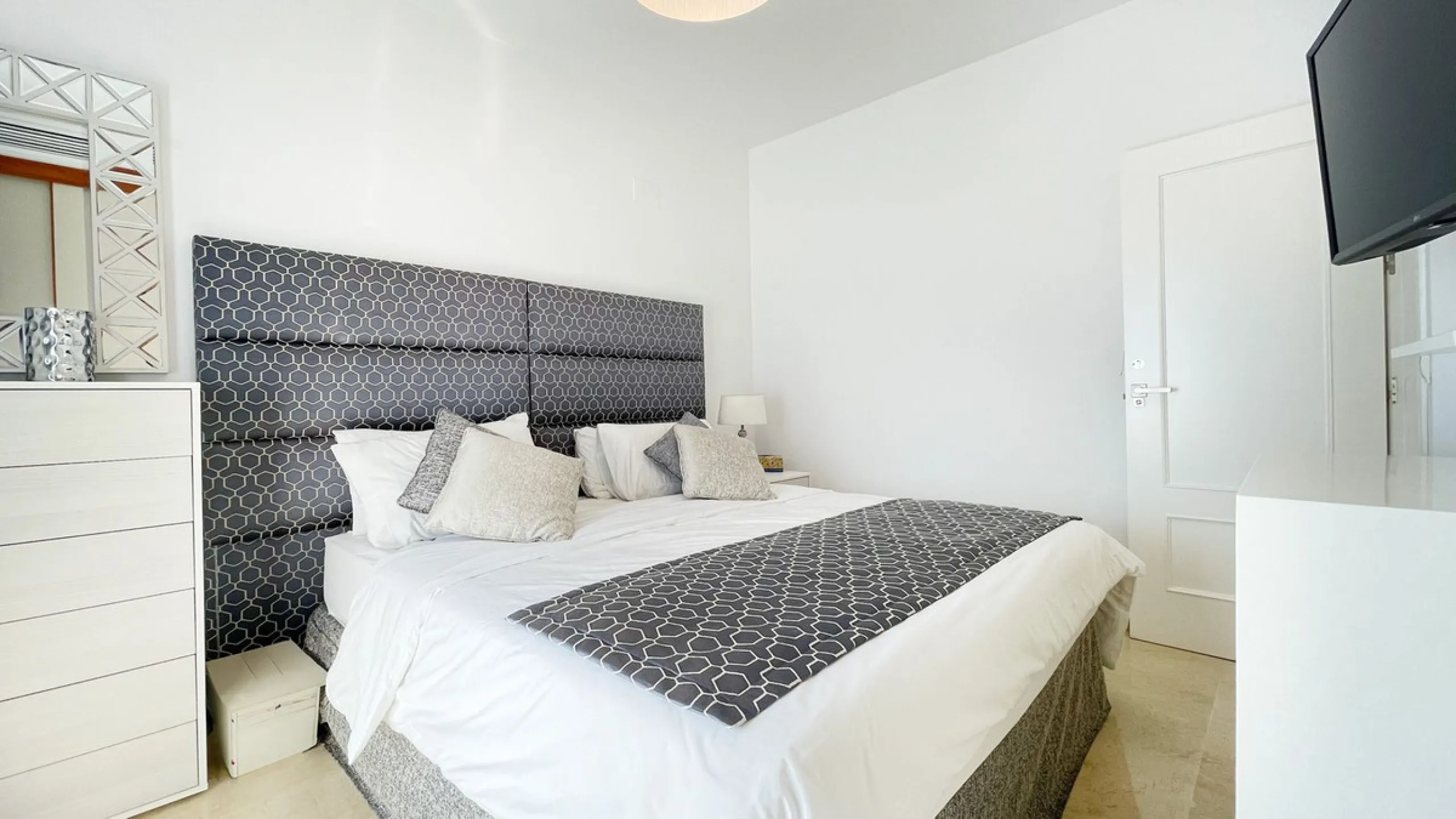 Beautiful South facing Penthouse duplex that has been recently renovated, it consists of 4 bedrooms and 3 bathrooms,