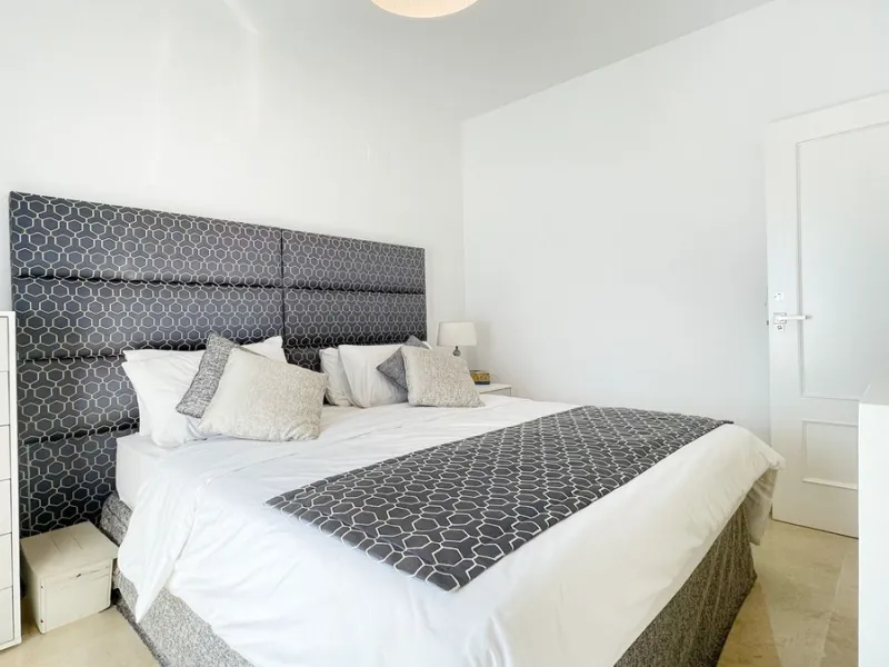 Beautiful South facing Penthouse duplex that has been recently renovated, it consists of 4 bedrooms and 3 bathrooms,