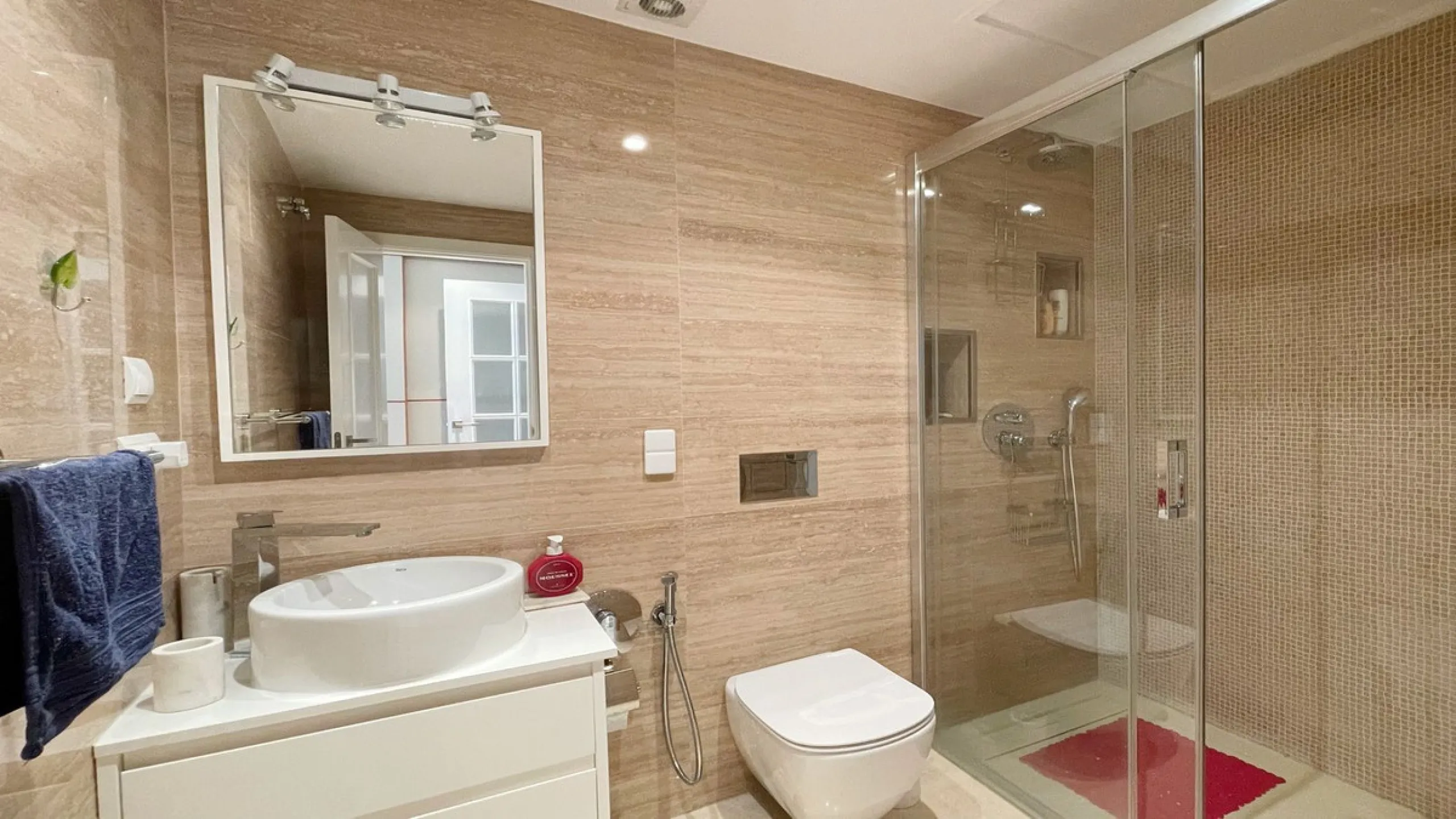 Beautiful South facing Penthouse duplex that has been recently renovated, it consists of 4 bedrooms and 3 bathrooms,