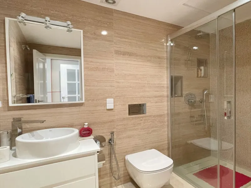 Beautiful South facing Penthouse duplex that has been recently renovated, it consists of 4 bedrooms and 3 bathrooms,