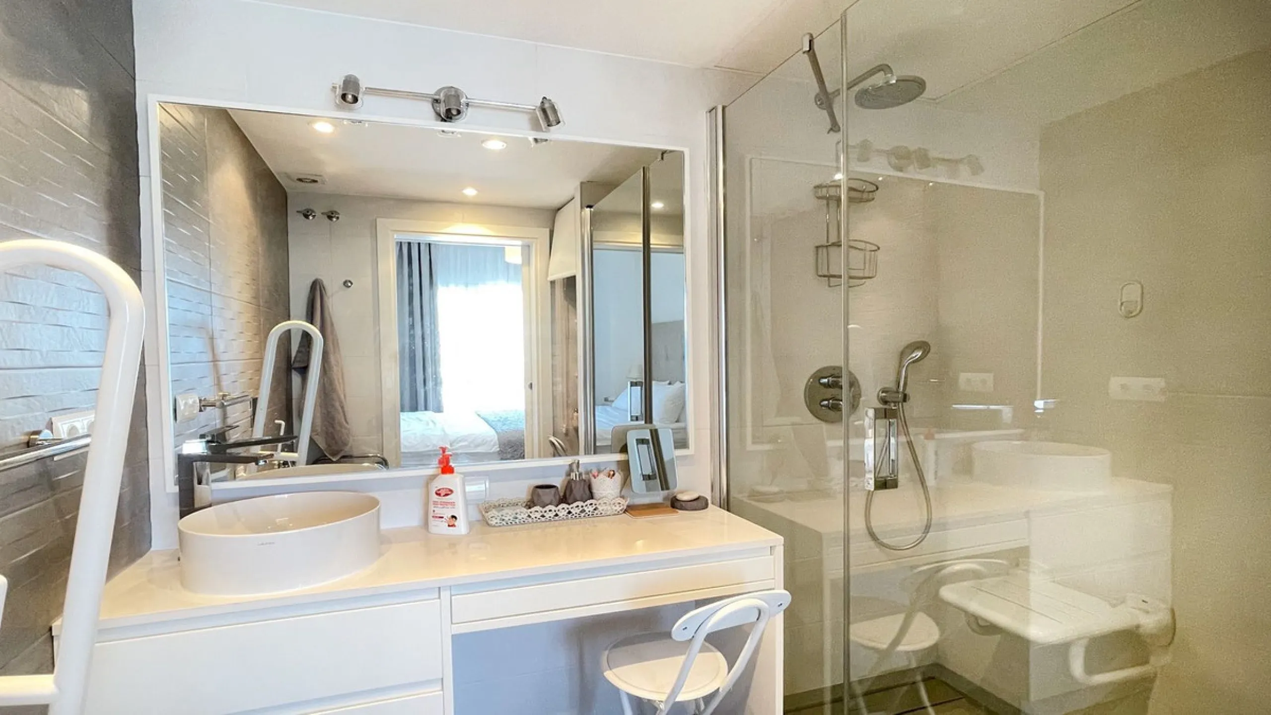 Beautiful South facing Penthouse duplex that has been recently renovated, it consists of 4 bedrooms and 3 bathrooms,
