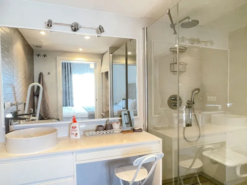 Beautiful South facing Penthouse duplex that has been recently renovated, it consists of 4 bedrooms and 3 bathrooms,