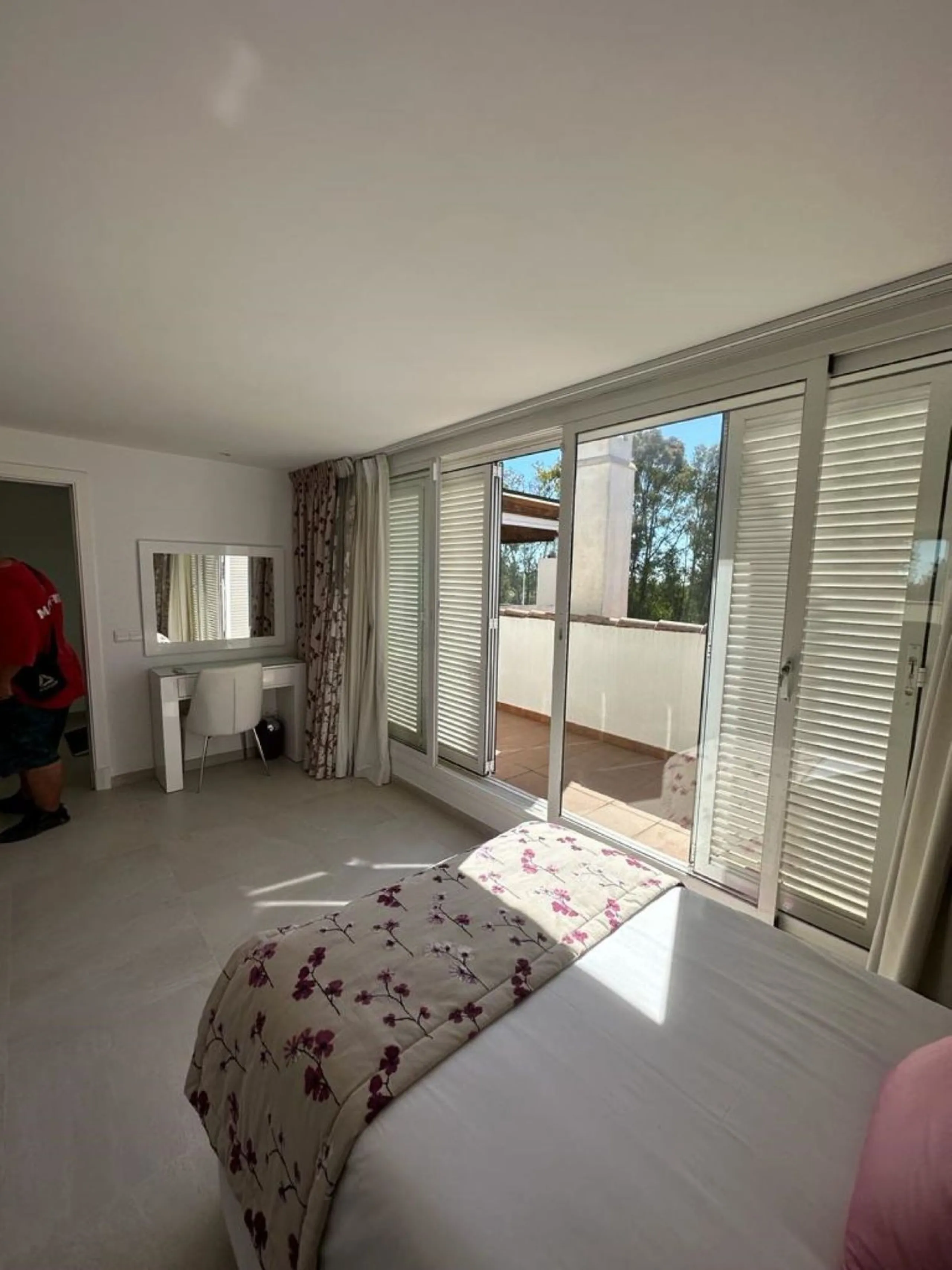 Beautiful South facing Penthouse duplex that has been recently renovated, it consists of 4 bedrooms and 3 bathrooms,