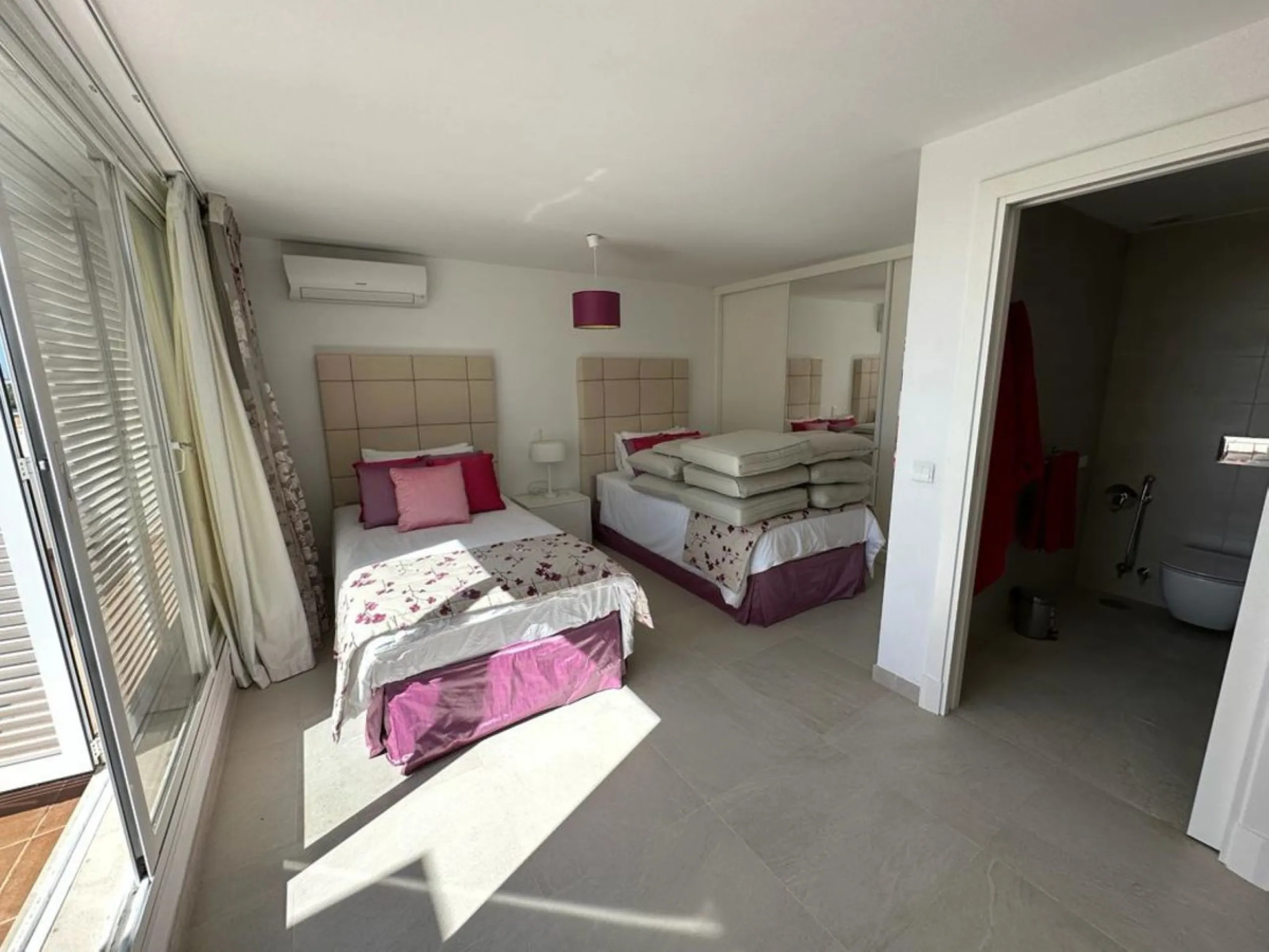 Beautiful South facing Penthouse duplex that has been recently renovated, it consists of 4 bedrooms and 3 bathrooms,