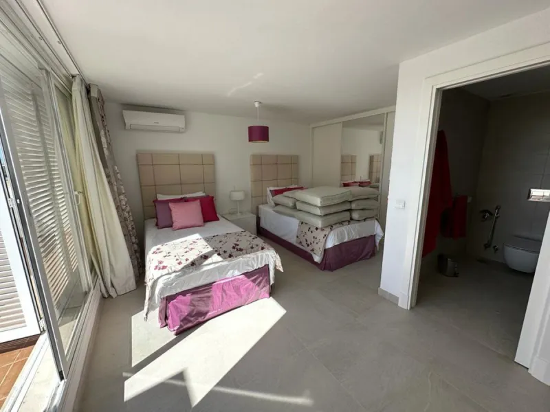 Beautiful South facing Penthouse duplex that has been recently renovated, it consists of 4 bedrooms and 3 bathrooms,