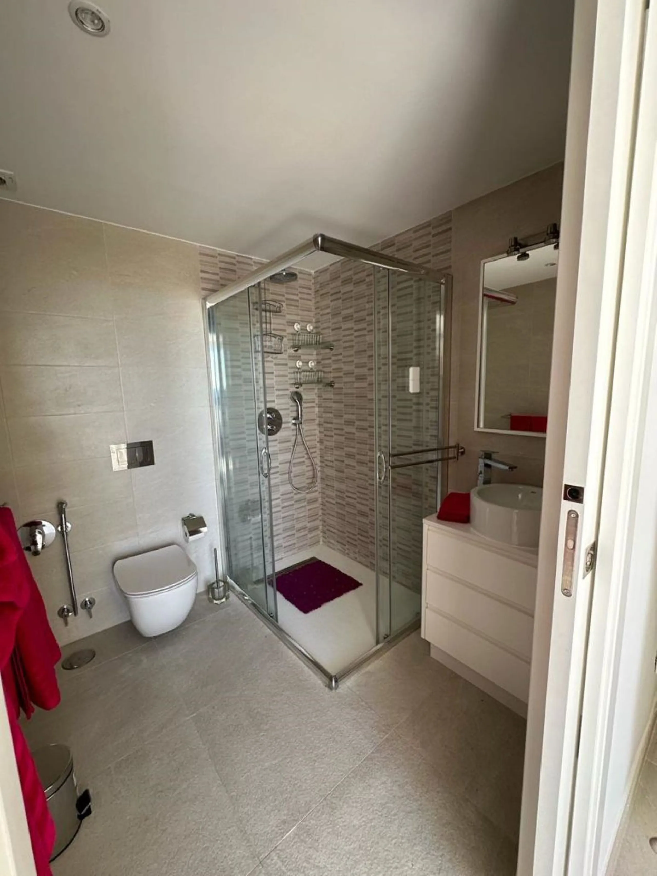 Beautiful South facing Penthouse duplex that has been recently renovated, it consists of 4 bedrooms and 3 bathrooms,