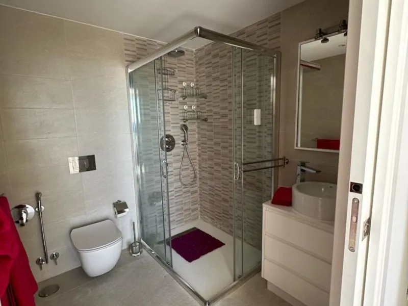 Beautiful South facing Penthouse duplex that has been recently renovated, it consists of 4 bedrooms and 3 bathrooms,