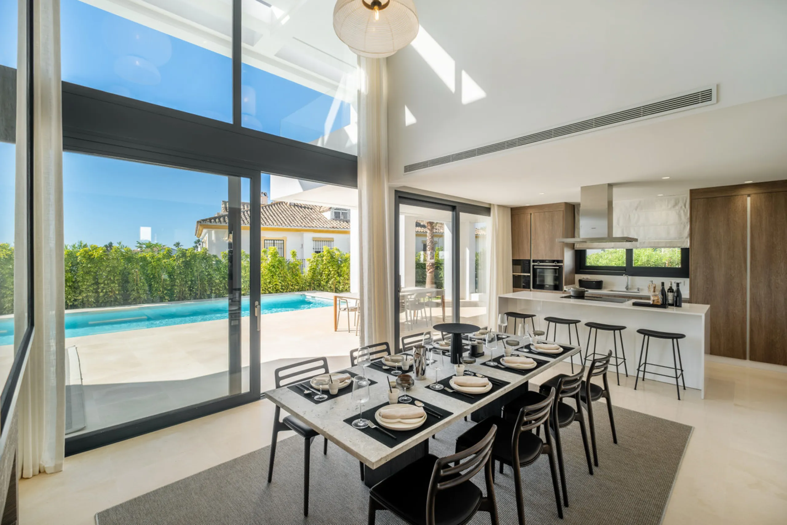 Welcome to the contemporary high-end beautifully presented in a sought after area in Los Olivos del Paraiso, an exclusive residential complex composed of contemporary villas and located in the heart of El Paraiso, on the New Golden Mile in Estepona area. 