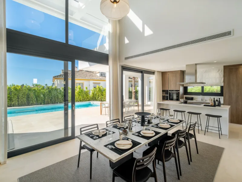 Welcome to the contemporary high-end beautifully presented in a sought after area in Los Olivos del Paraiso, an exclusive residential complex composed of contemporary villas and located in the heart of El Paraiso, on the New Golden Mile in Estepona area. 