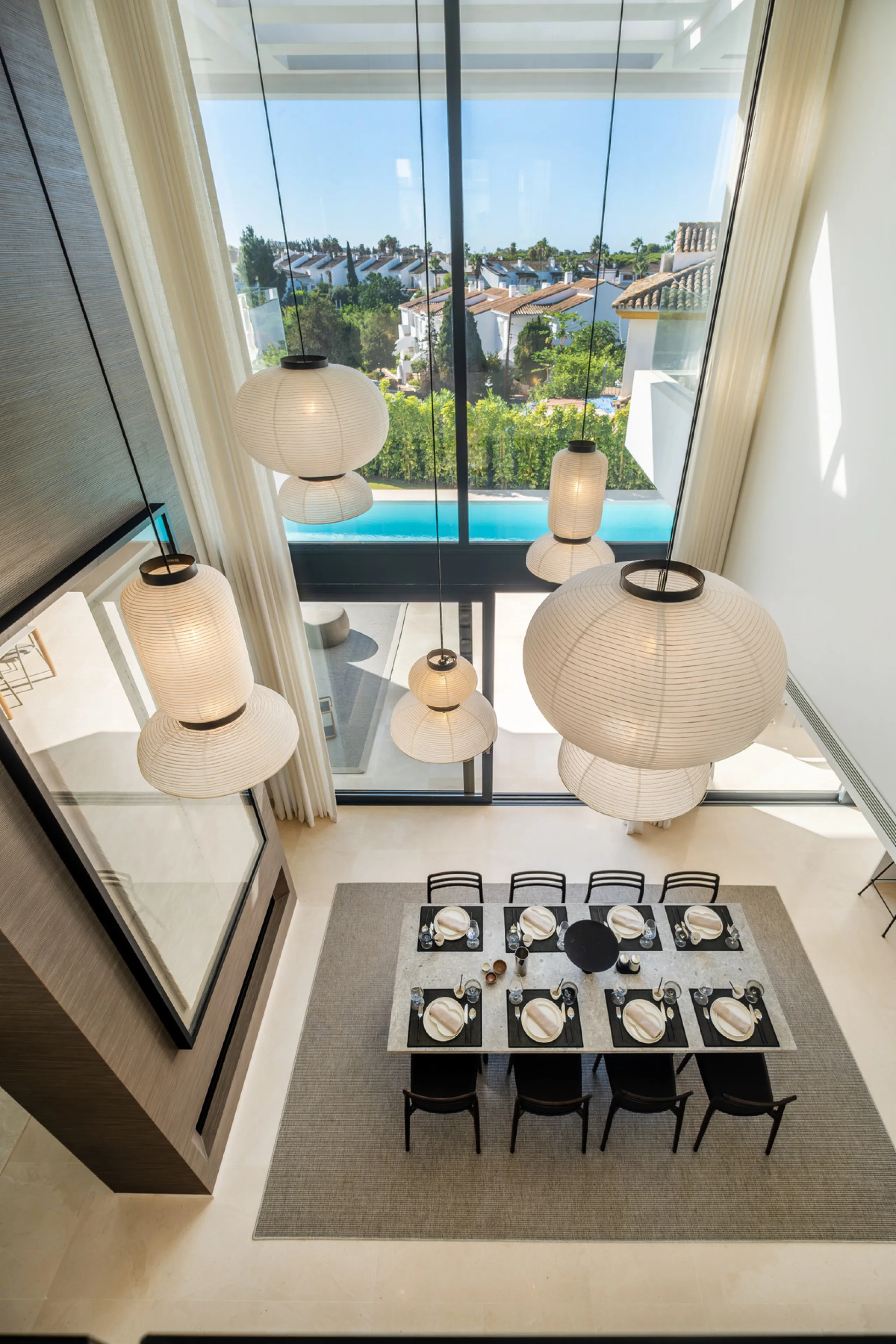 Welcome to the contemporary high-end beautifully presented in a sought after area in Los Olivos del Paraiso, an exclusive residential complex composed of contemporary villas and located in the heart of El Paraiso, on the New Golden Mile in Estepona area. 